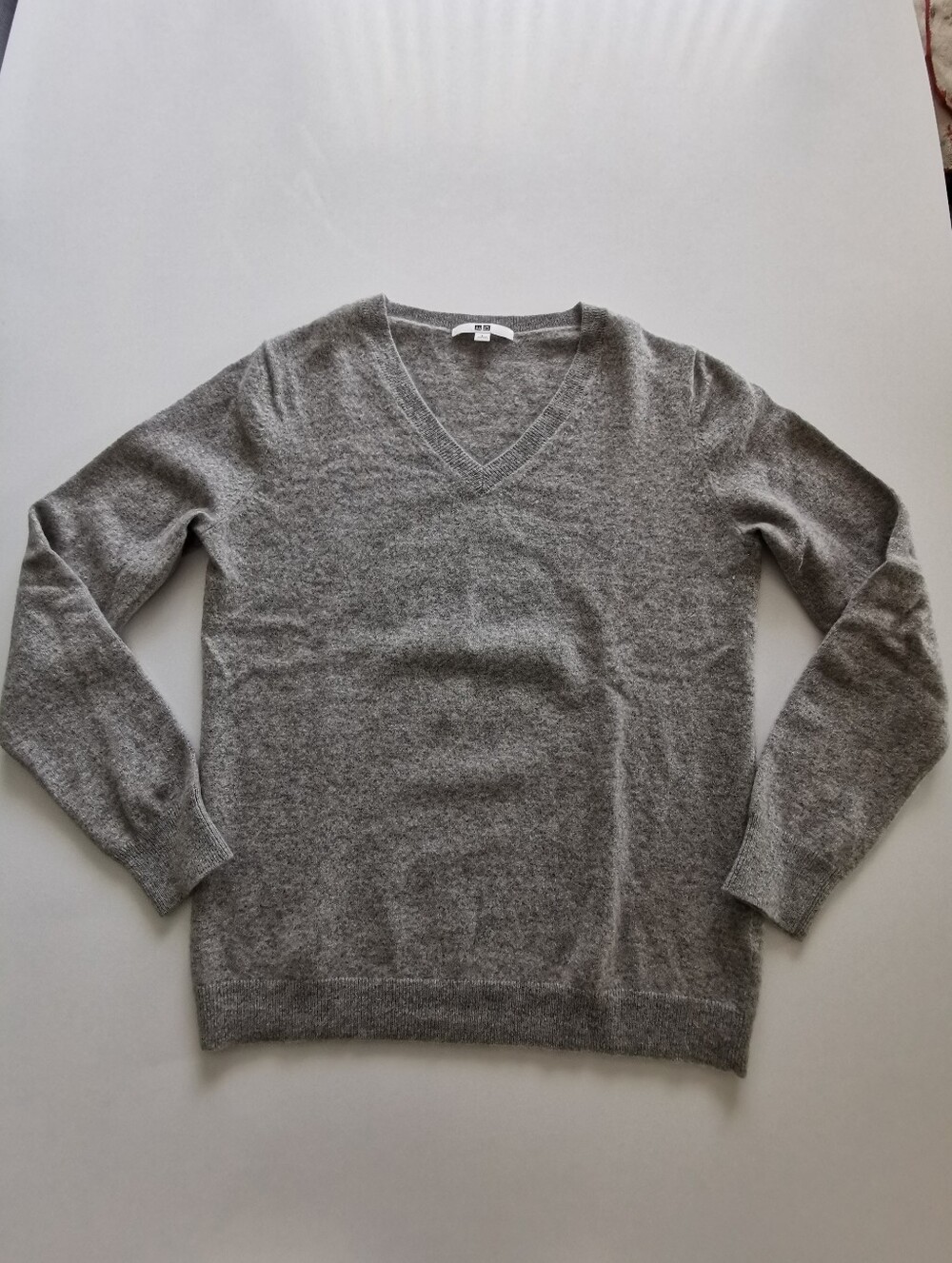 100% Cashmere Uniqlo Light Gray V-Neck Long Sleeve Top Sweater